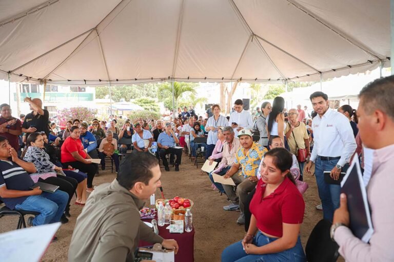 Héctor Santana encabeza Audiencia Ciudadana 32 en Villas de la Bahía