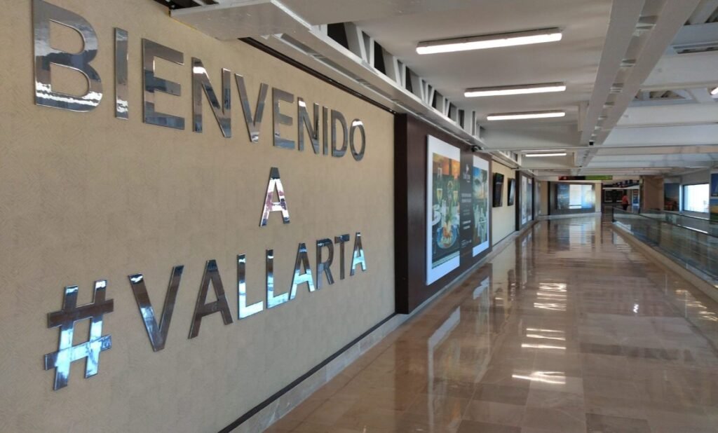Pasillo en el aeropuerto internacional de Puerto Vallarta.
