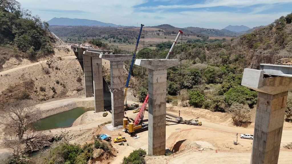 Pilotes en la obra de construcción de la autopista Tepic-Compostela.