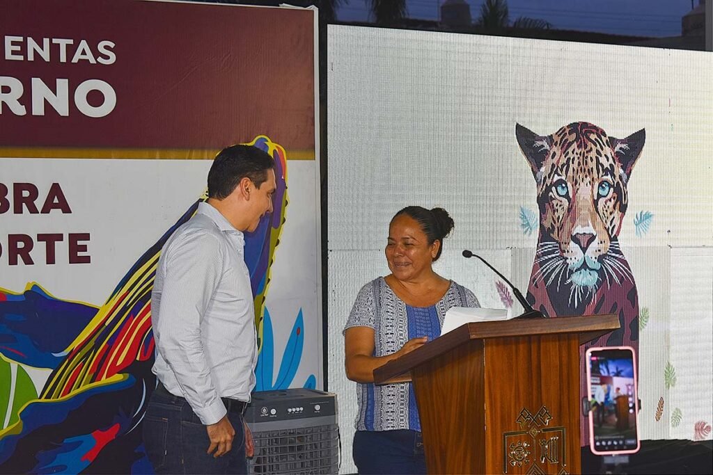 Héctor Santana rinde cuentas: nuevas obras y apoyos sociales 1 Héctor Santana rinde cuentas: nuevas obras y apoyos sociales.