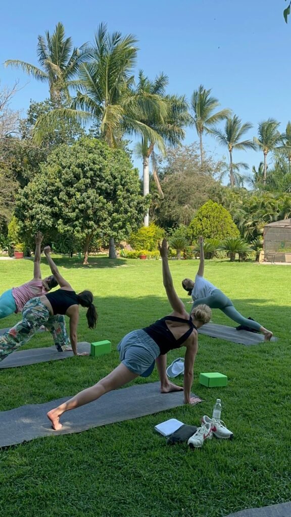 Casa Velas abre sus jardines al público con clases de yoga y experiencias de bienestar 1 Cuatro mujeres realizan yoga en el jardín del hotel Casa Velas Puerto Vallarta.