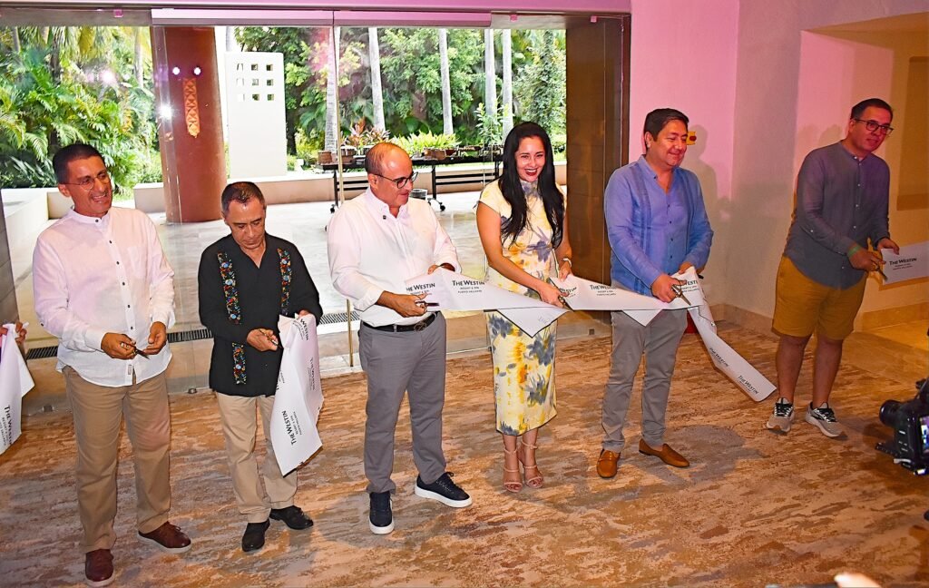 Corte de listón inaugural de los renovados salones de The Westin Resort & Spa. (Fotos: Rodolfo Preciado).