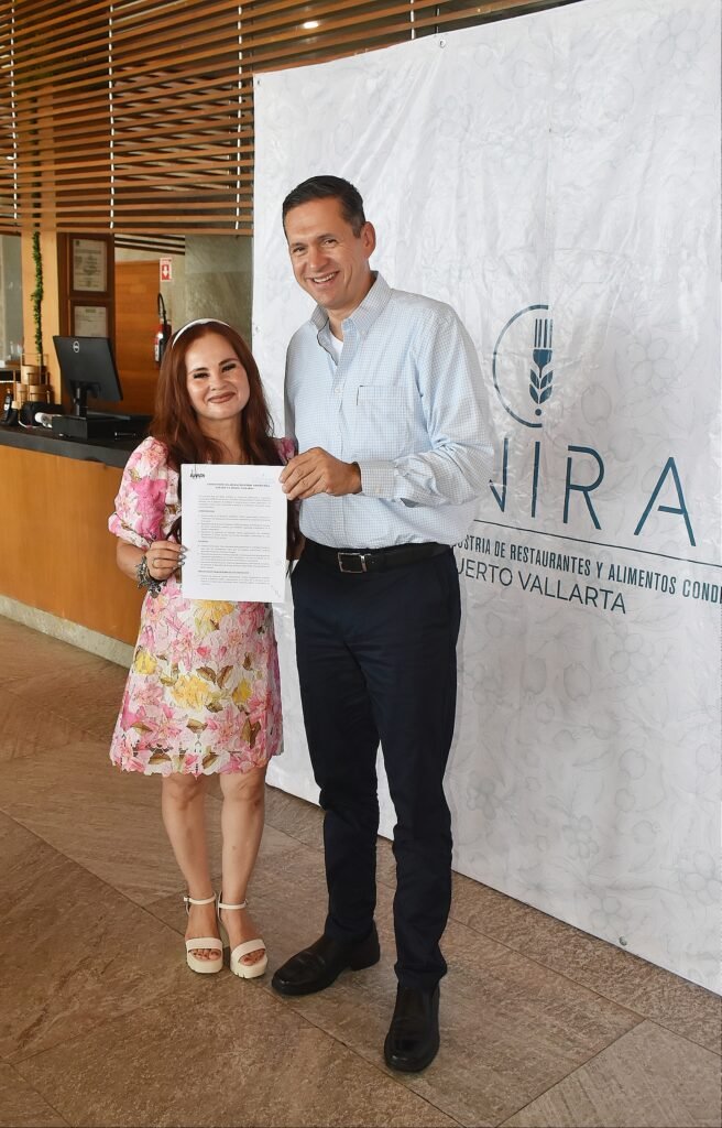 Empresarios restauranteros de Vallarta y Bahía estrechan lazos con autoridades laborales 4 Martha Leticia Parra presidenta de la delegación de CANIRAC de la región y Miguel Tejeda Guillemin, Presidente de AMPI Riviera Nayarit.