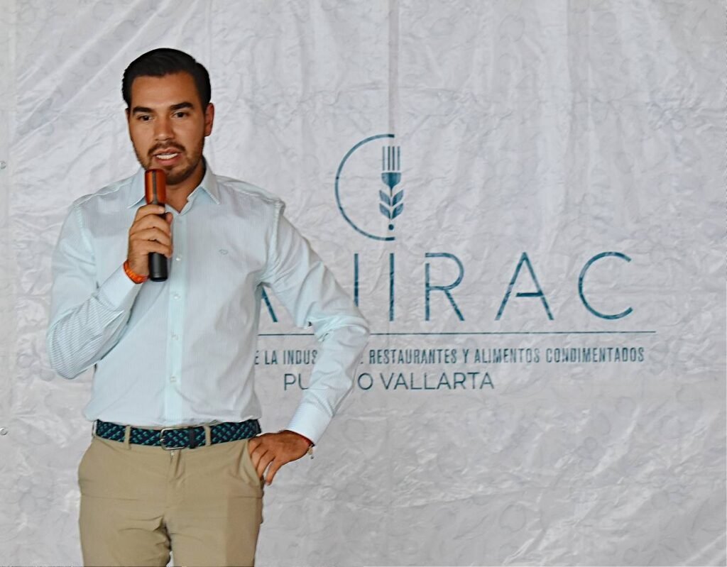 Empresarios restauranteros de Vallarta y Bahía estrechan lazos con autoridades laborales 3 Lic. Miguel Ángel Villegas Arronas, director de Inspección Competencia en el estado.