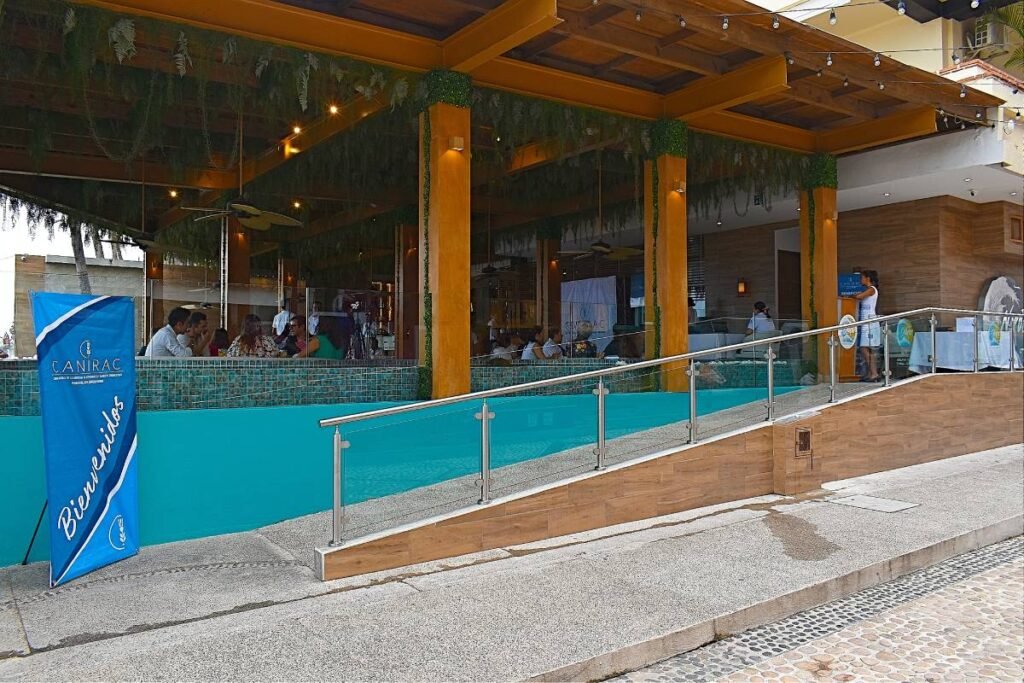 Empresarios restauranteros de Vallarta y Bahía estrechan lazos con autoridades laborales 1 AMPI Canirac Firma Convenio0030