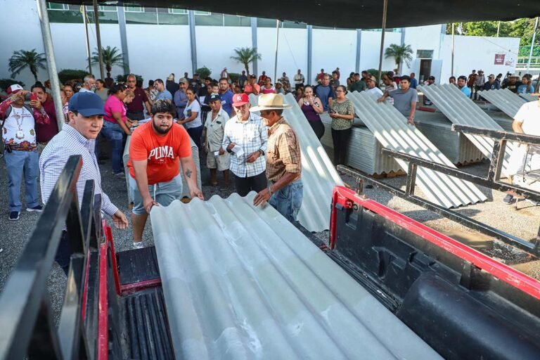 Bahía de Banderas mejora viviendas con entrega de láminas a más de 500 familias