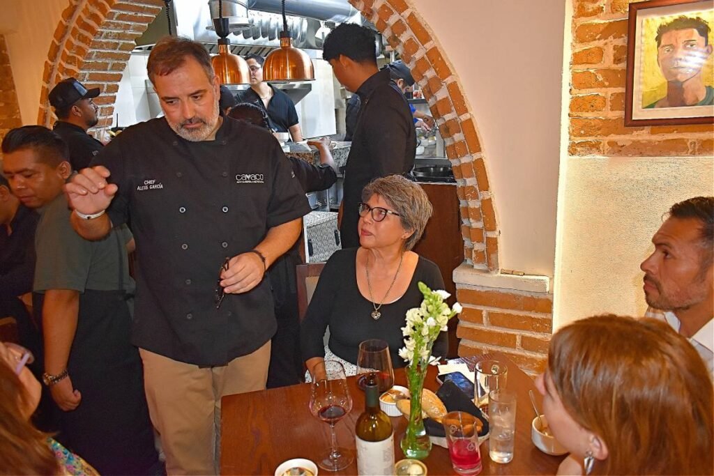 Chef y comensales en el restaurante Casa Cayaco.