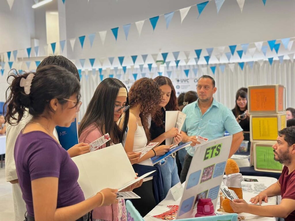 Feria de la Salud Joven en UVC beneficia a más de 450 estudiantes.