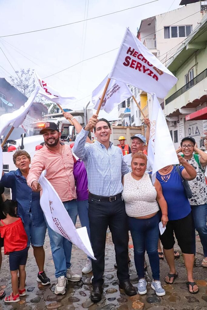 Gobierno de Bahía de Banderas arranca su obra pública número 100 5 Con la pavimentación de la calle 20 de Noviembre en Bucerías, el gobierno de Bahía de Banderas inicia su obra pública número 100 en solo nueve meses, invirtiendo más de 16 millones de pesos sin endeudar al municipio.