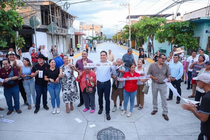 Gobierno de Bahía de Banderas entrega pavimentación en Valle Dorado.