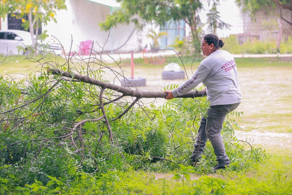 Héctor Santana encabeza jornada del "Limpiatón" en Bucerías.