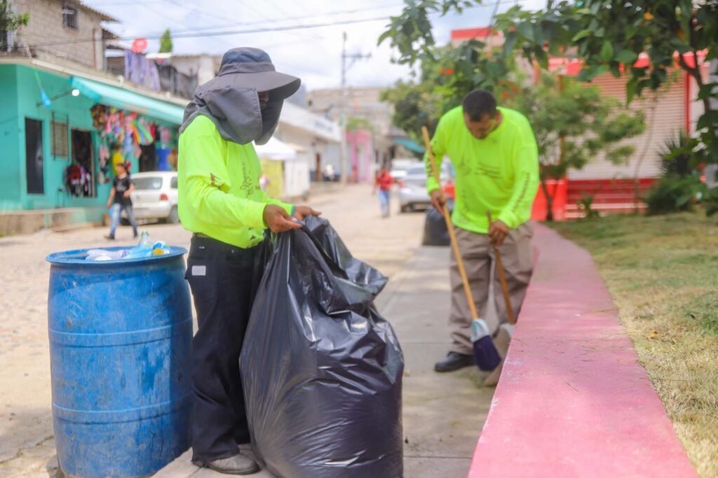 Héctor Santana encabeza jornada del "Limpiatón" en Bucerías.