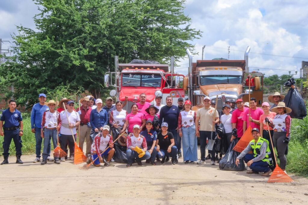 Héctor Santana encabeza jornada del "Limpiatón" en Bucerías.