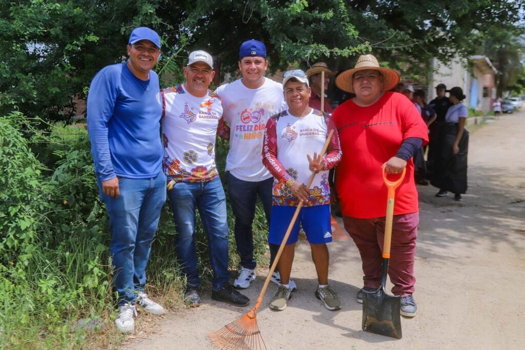 Héctor Santana encabeza jornada del "Limpiatón" en Bucerías.