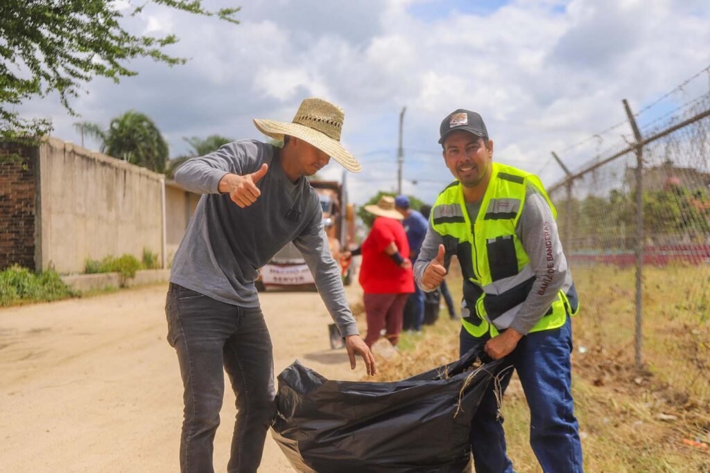 Héctor Santana encabeza jornada del "Limpiatón" en Bucerías.