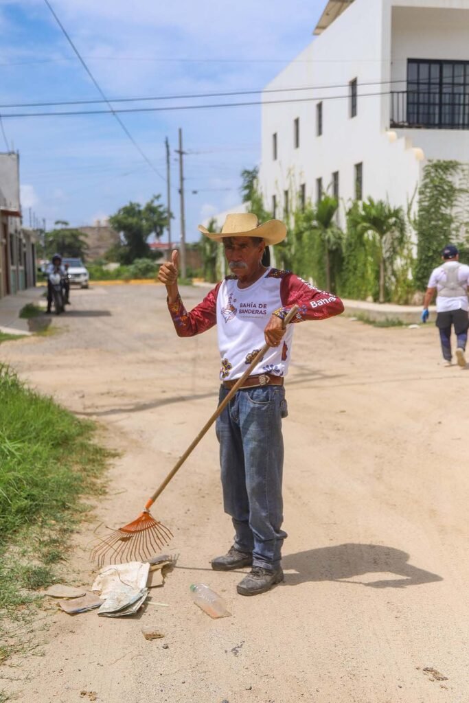 Héctor Santana encabeza jornada del "Limpiatón" en Bucerías.