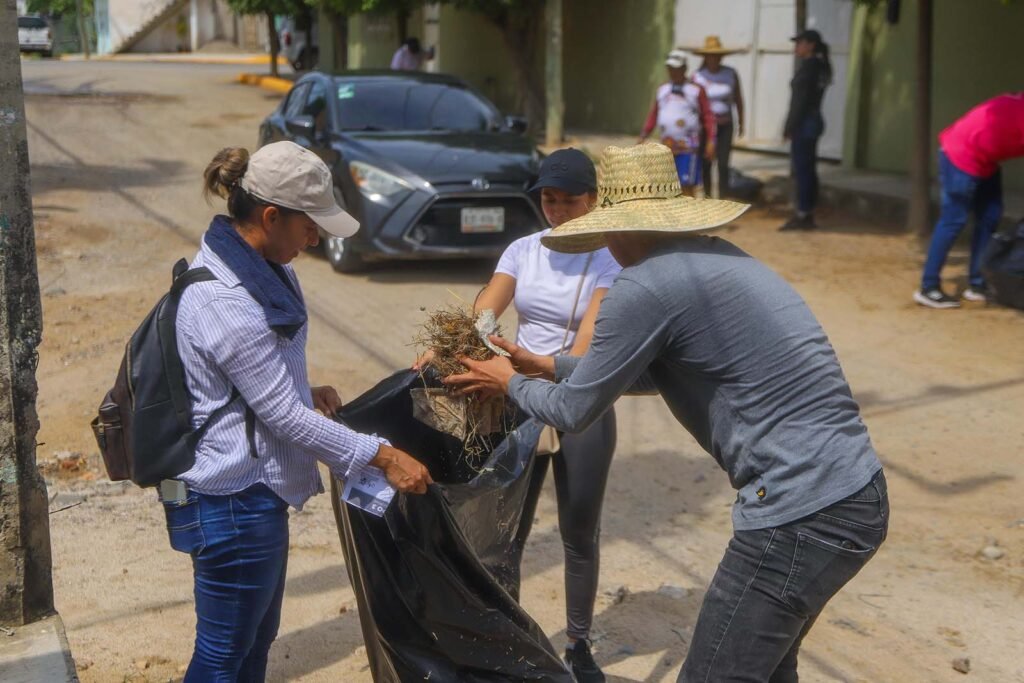 Héctor Santana encabeza jornada del "Limpiatón" en Bucerías.