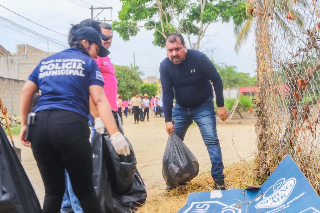 Héctor Santana encabeza jornada del "Limpiatón" en Bucerías.