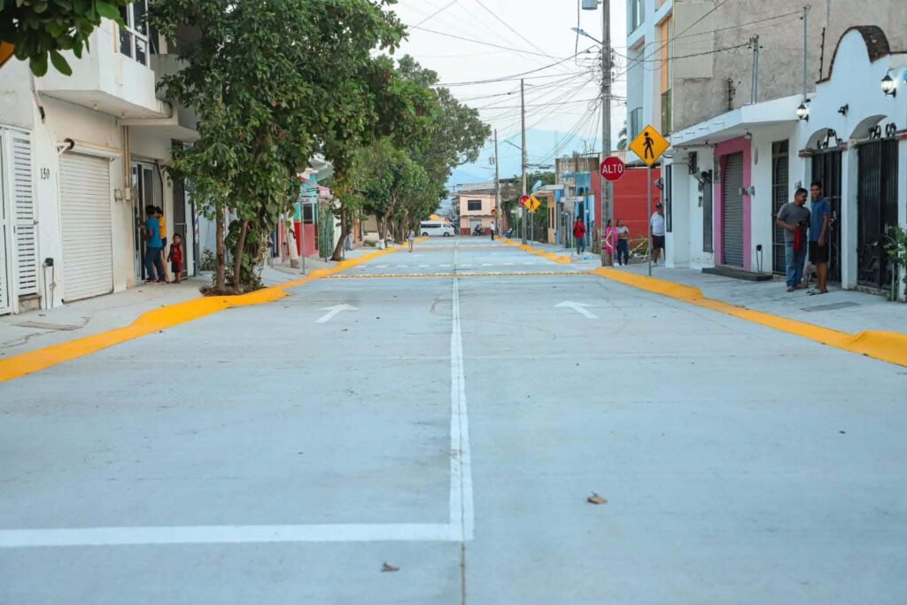 Héctor Santana entrega nueva calle Independencia en San Vicente 1 Héctor Santana entrega nueva calle Independencia en San Vicente.