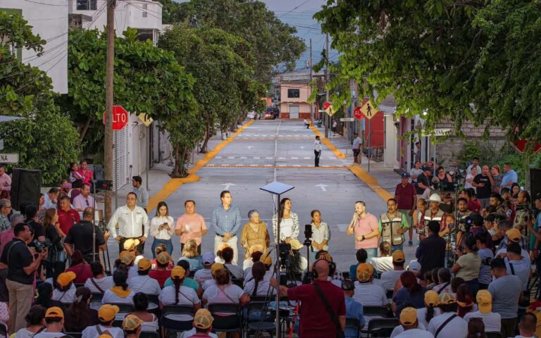Héctor Santana entrega nueva calle Independencia en San Vicente