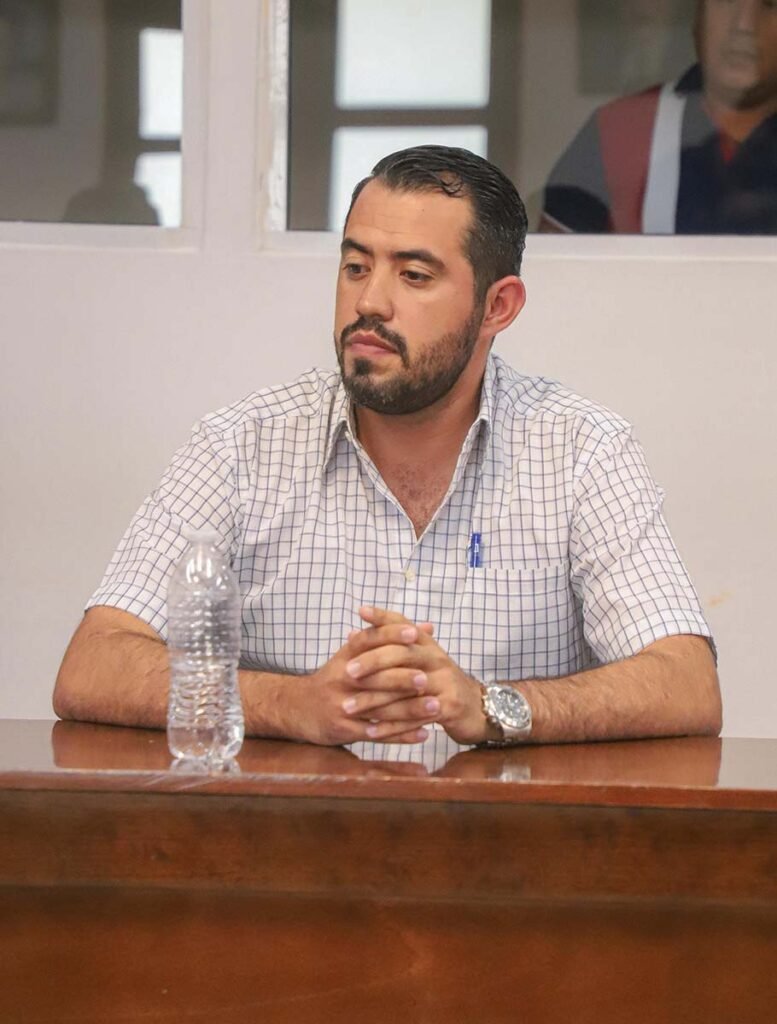 Héctor Santana firma convenio de colaboración con el INEA 9 Marcos Alonso Parra Becerra, director jurídico.