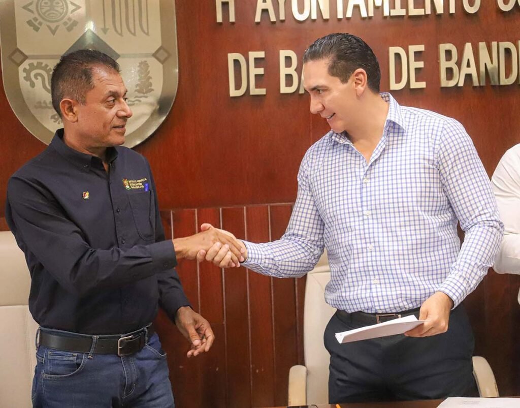 Héctor Santana firma convenio de colaboración con el INEA 1 Héctor Santana firma convenio de colaboración con el INEA.