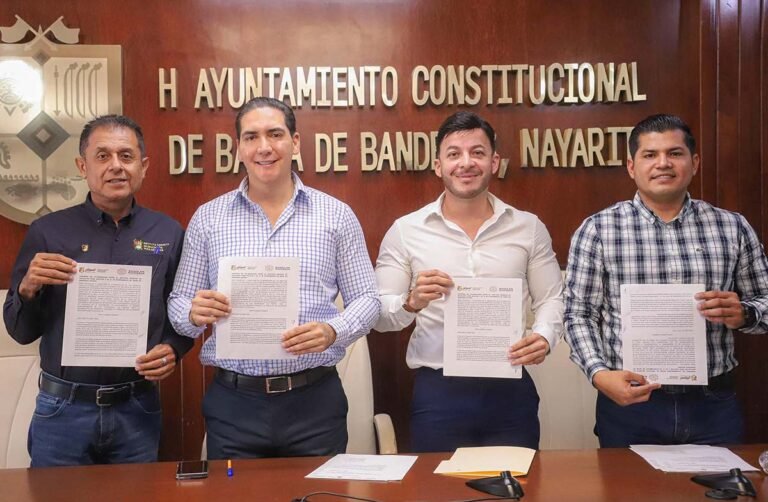 Héctor Santana firma convenio de colaboración con el INEA