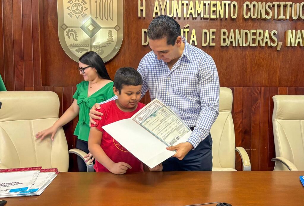Héctor Santana garantiza identidad legal a quienes más lo necesitan 2 Héctor Santana garantiza identidad legal a quienes más lo necesitan.