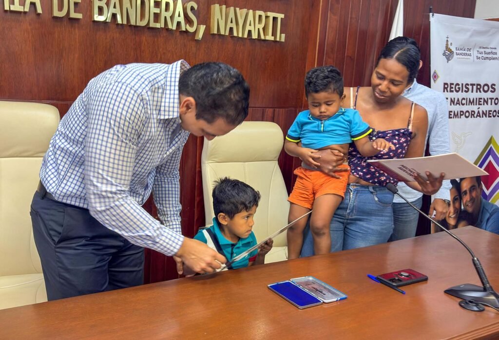 Héctor Santana garantiza identidad legal a quienes más lo necesitan 3 Héctor Santana garantiza identidad legal a quienes más lo necesitan.