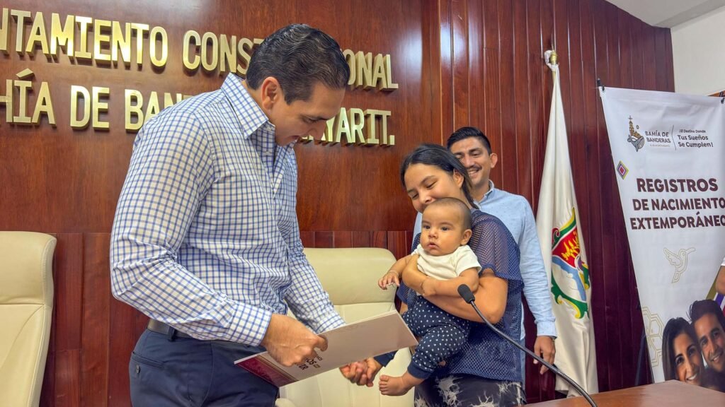 Héctor Santana garantiza identidad legal a quienes más lo necesitan 6 Héctor Santana garantiza identidad legal a quienes más lo necesitan.
