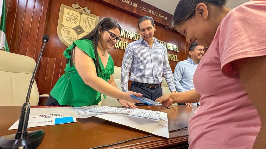 Héctor Santana garantiza identidad legal a quienes más lo necesitan 1 Héctor Santana garantiza identidad legal a quienes más lo necesitan.