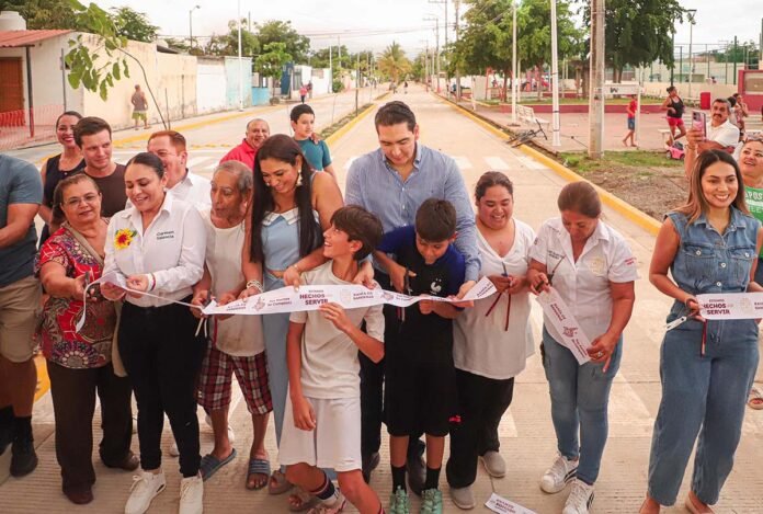 Héctor Santana inaugura Calle Reforma en San Vicente del Mar.