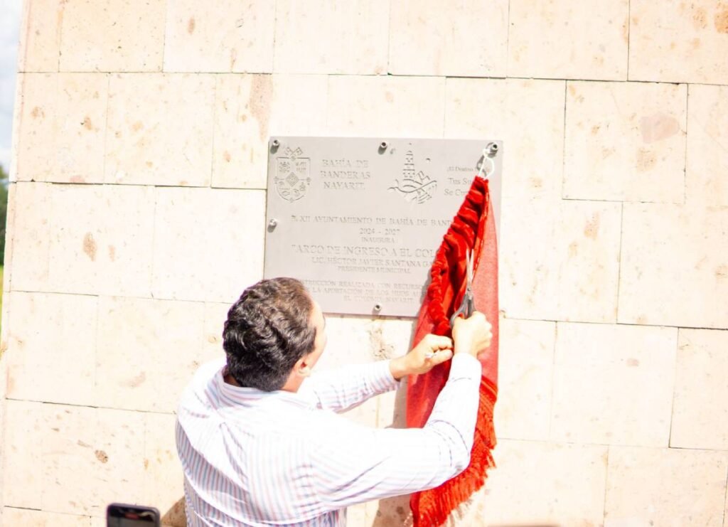 Inauguran Arco de Ingreso a El Colomo, una obra emblemática para la Sierra de Bahía de Banderas 1 Hector Santana inaugura arco de ingreso a El Colomo 2