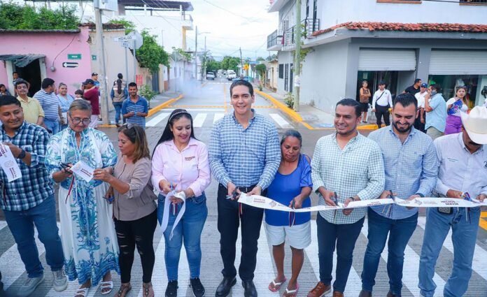 Héctor Santana inauguró la calle Morelia.