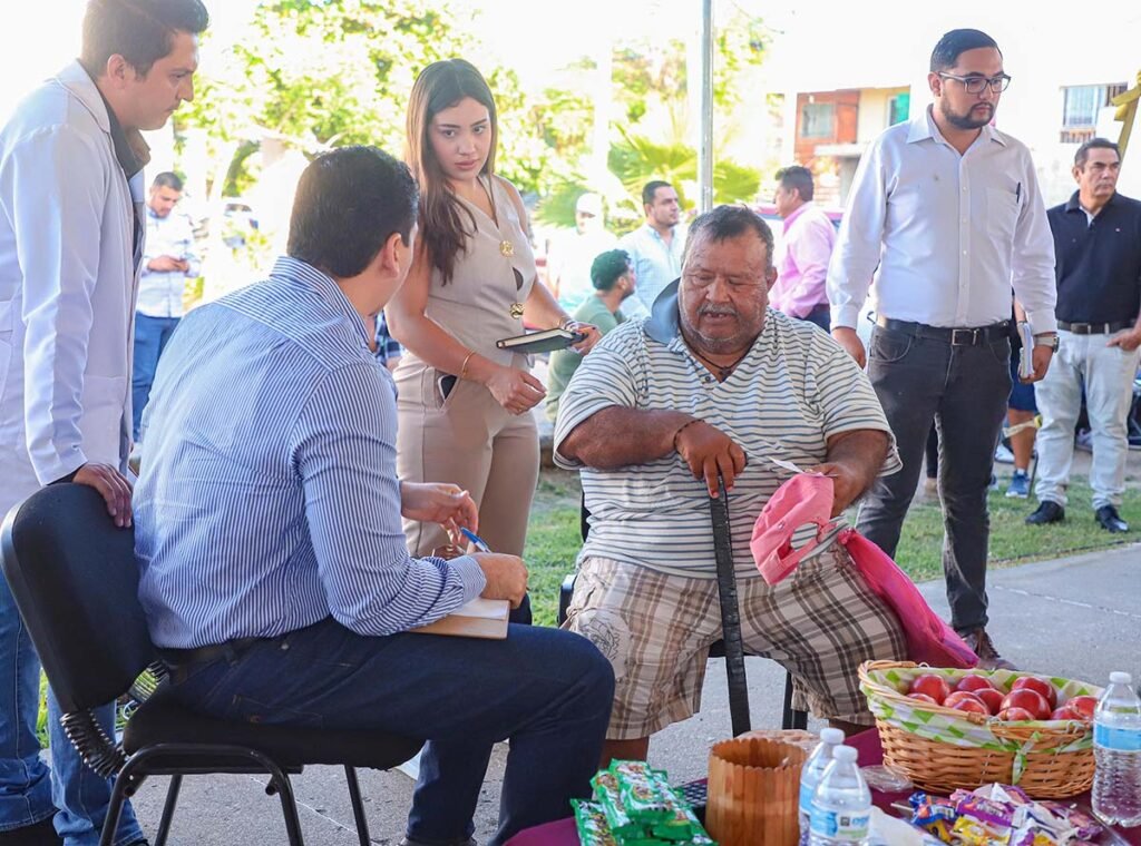 Héctor Santana realiza Audiencia Ciudadana 38 en Jardines del Sol.