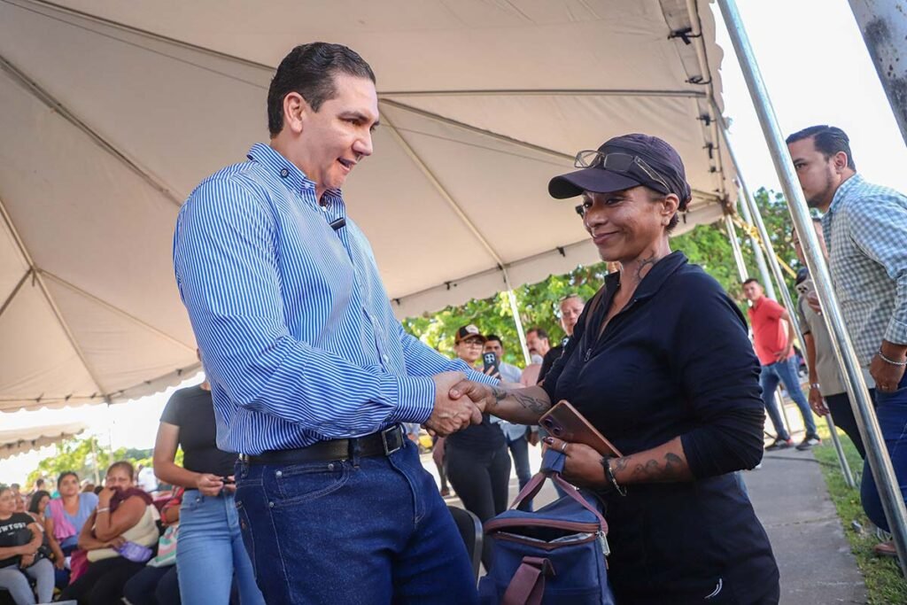 Héctor Santana realiza Audiencia Ciudadana 38 en Jardines del Sol.