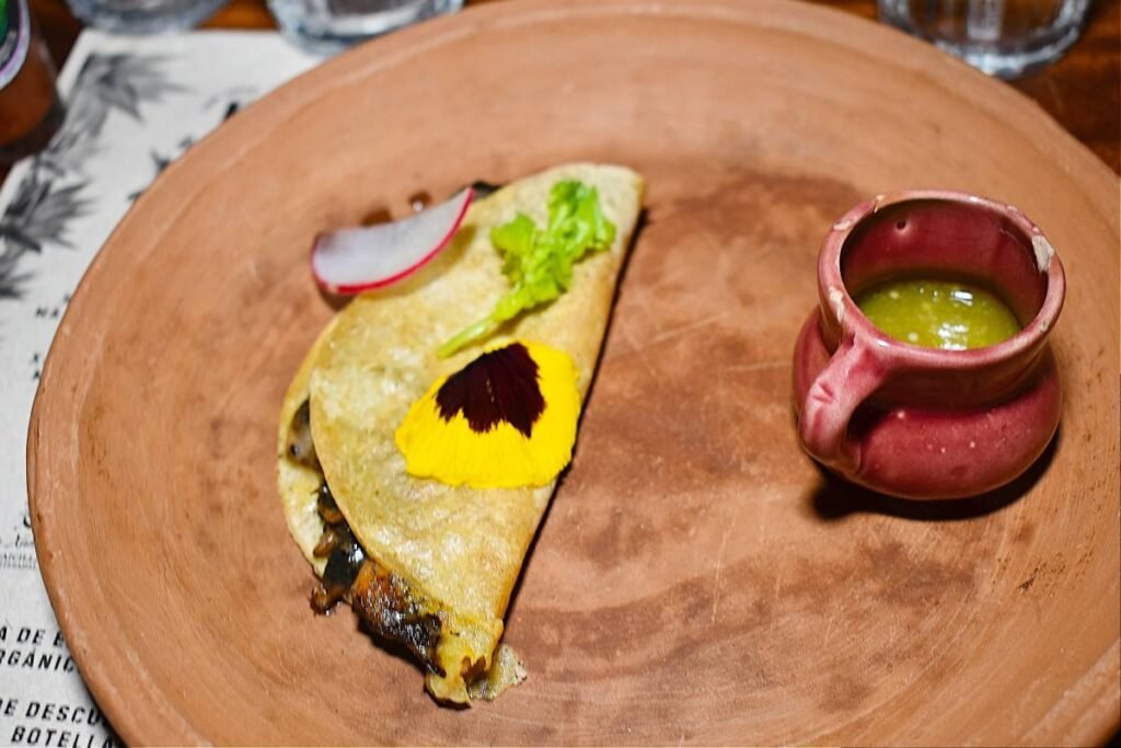 Raicilla, sabores y raíces: una experiencia con alma mexicana en Vallarta Tequila Tastings 4 Quesadillita Huitlacoche Raicilla Maridaje Mexicano