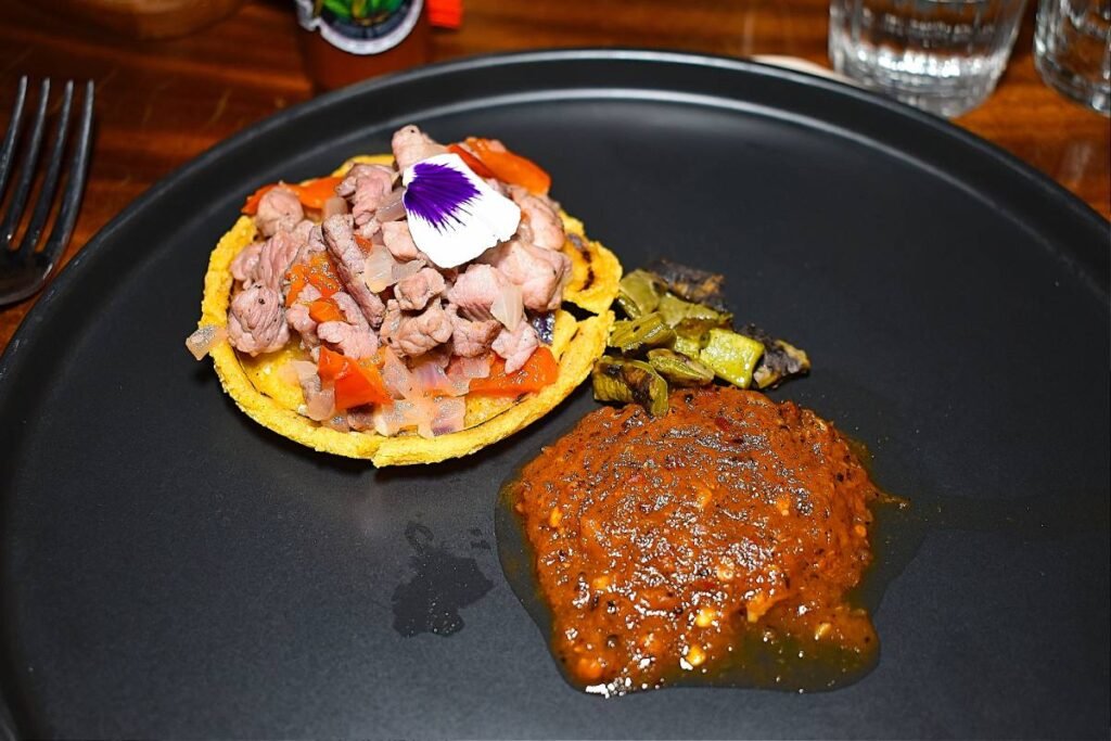 Raicilla, sabores y raíces: una experiencia con alma mexicana en Vallarta Tequila Tastings 5 Sopecito de Arrachera Raicilla Maridaje Mexicano