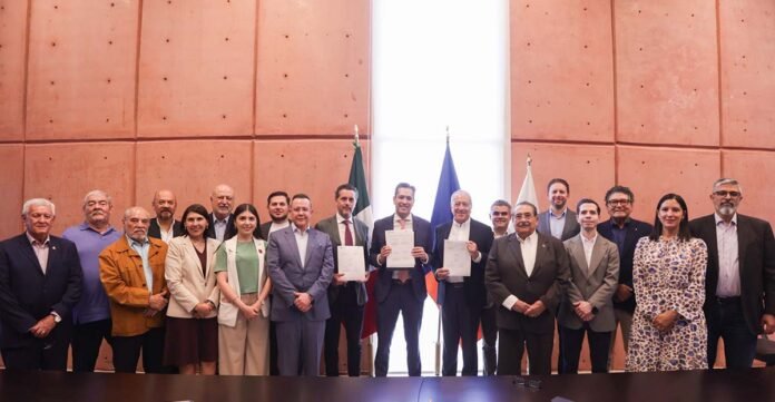 Gobierno de Jalisco y CRT firman convenio para impulsar y proteger el Tequila a nivel internacional.