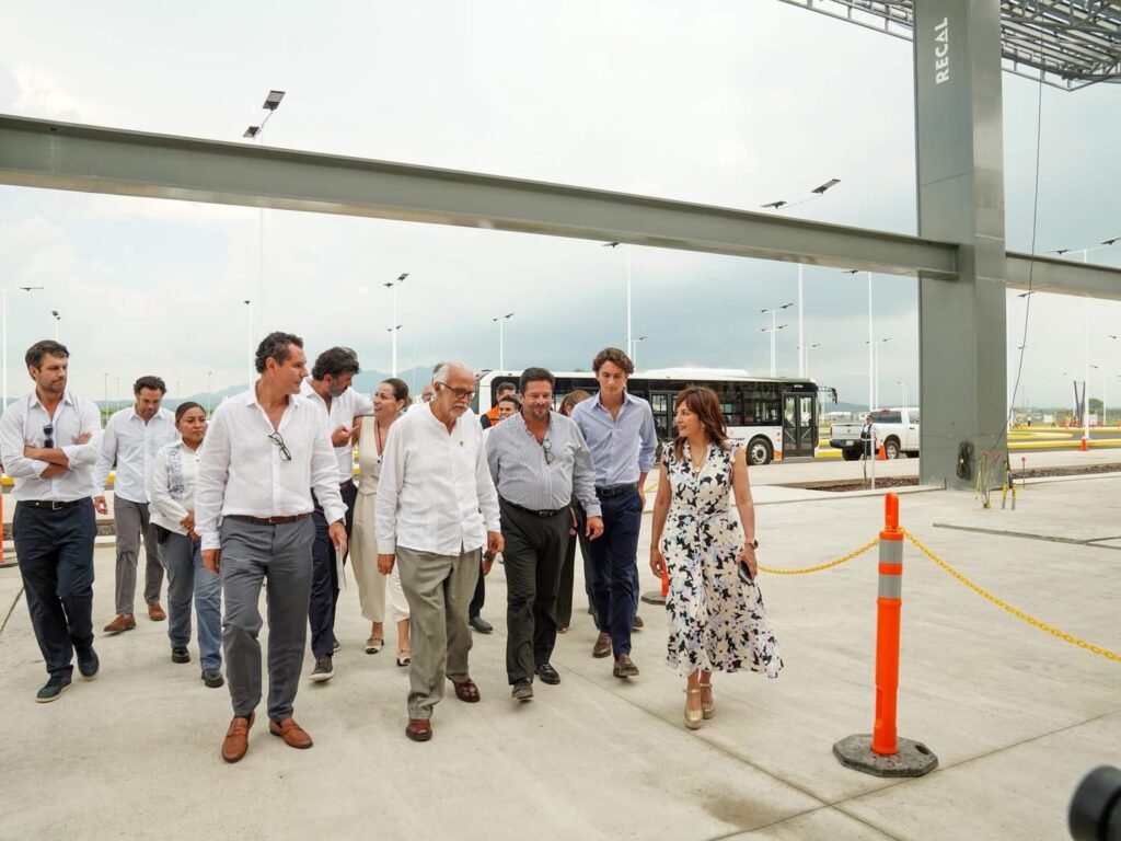 Varias personas caminando por las instalaciones del aeropuerto Riviera Nayarit.