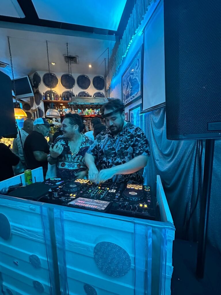 Benitto’s celebra 25 años de sabor, estilo y amistad en Marina Vallarta 4 aniversario benittos paninoteca dj