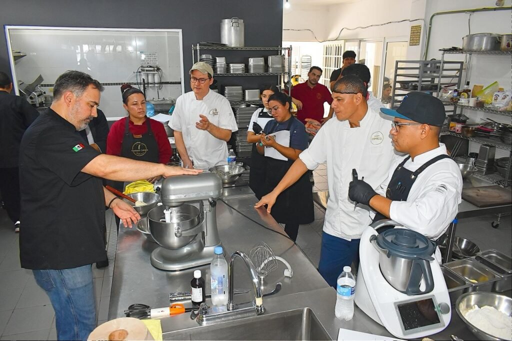 Alexis García: un pastelero con alma de panadero, la sensibilidad hecha oficio 1 Alexis Ayala, chef pastelero de España, en una clase magistral.