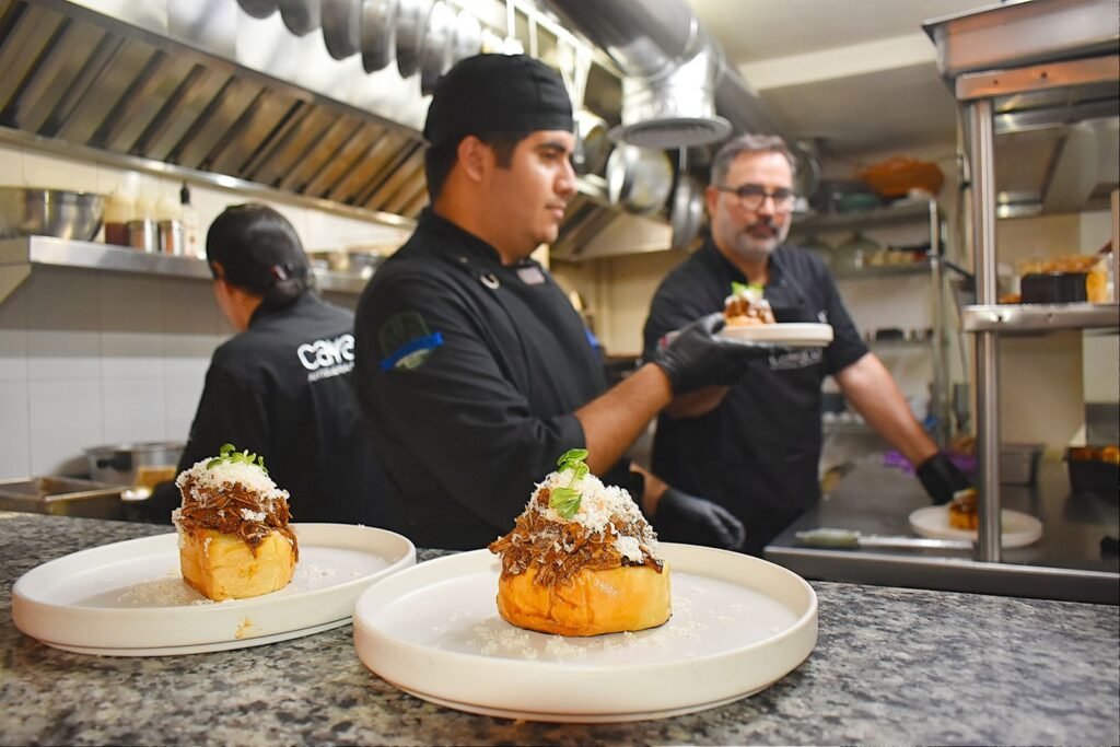 Alexis García: un pastelero con alma de panadero, la sensibilidad hecha oficio 5 chef alexis garcia en casa cayaco 1
