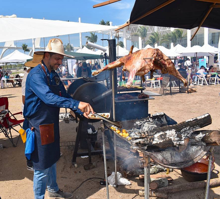 Vallarta Grill Festival 2025 encenderá los sentidos con fuego, sabor y talento internacional 1 Asador en el Vallarta Grill Festival 2024.