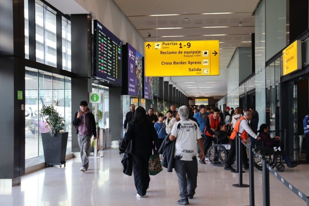 Pasajeros llegan al aeropuerto internacional de México.