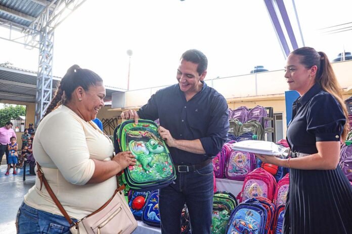 Bahía de Banderas entrega mochilas y útiles escolares a mil estudiantes.