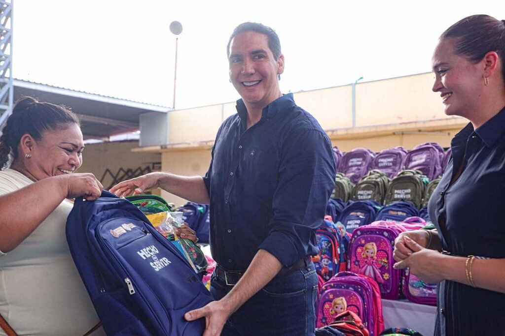 Bahía de Banderas entrega mochilas y útiles escolares a mil estudiantes 1 Bahía de Banderas entrega mochilas y útiles escolares a mil estudiantes.