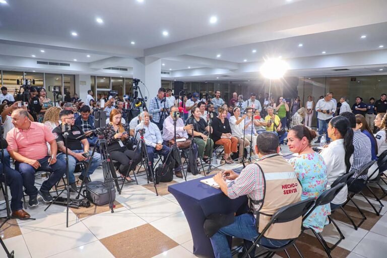 Héctor Santana impulsa programas sociales e infraestructura sin deuda