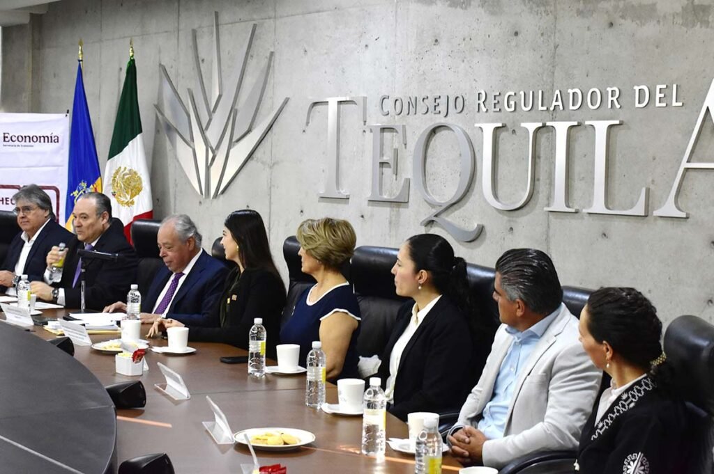 Productores de Tequila reciben certificación 'Hecho en México' oficial 2 Entrega Hecho en México.
