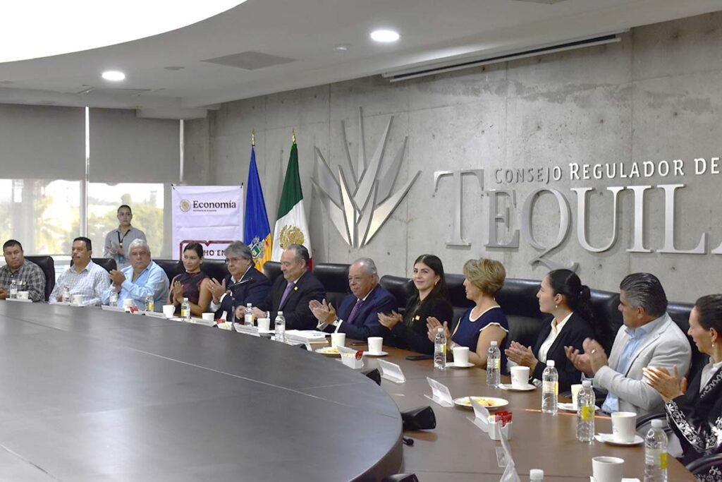 Productores de Tequila reciben certificación 'Hecho en México' oficial 1 Entrega Hecho en México.
